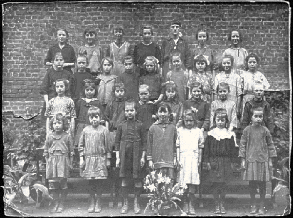 La classe des filles de Madame Lydie MICHAUX-MEURANT vers 1920