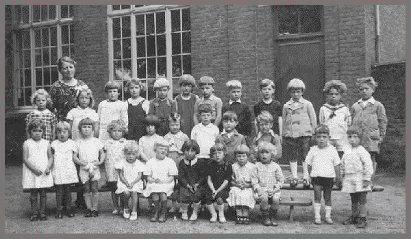 La classe gardienne de Madame LORGE MONFILS en 1937-1938