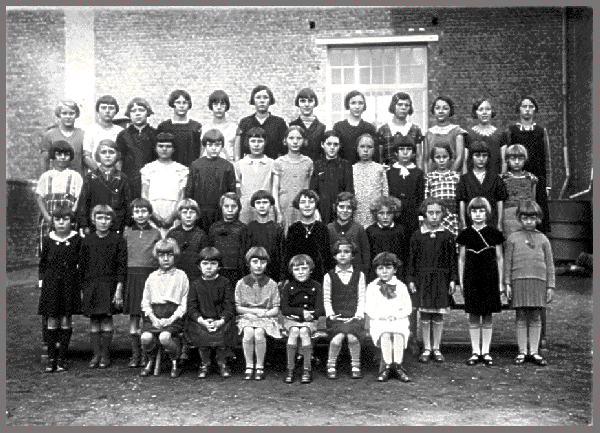 La classe de filles de Madame Lydie MICHAUX-MEURANT en 1935-1936