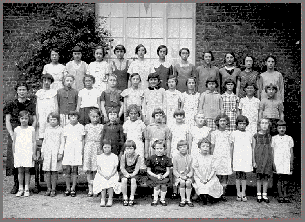 La classe de filles de Madame Marie Louise MERCIER-CARLIER en 1937-1938
