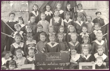 La classe des filles de Madame Lydie Michaux en 1919-1920